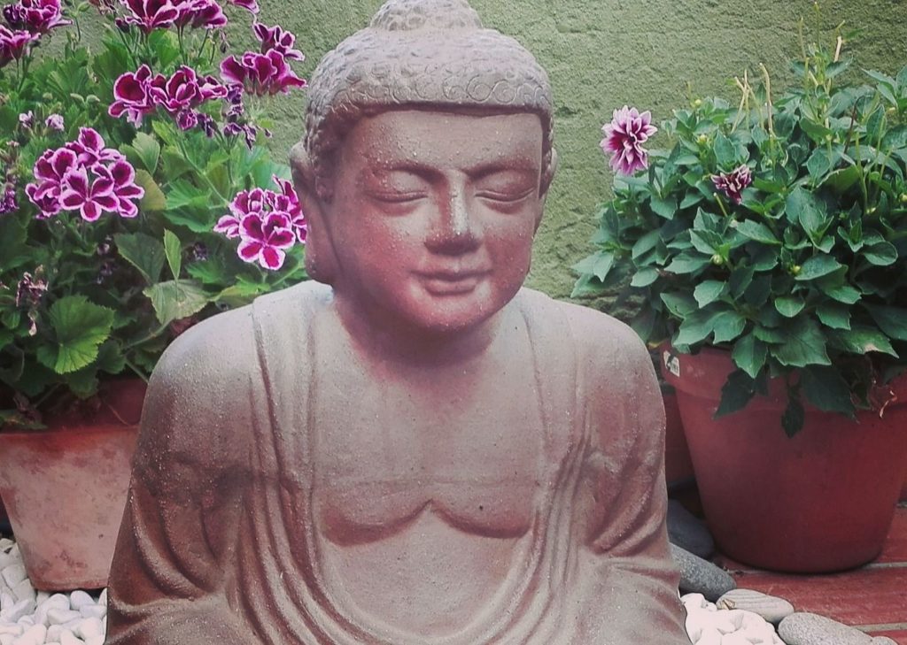 Un buda meditant