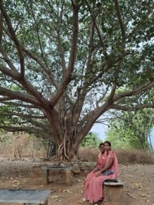 Dues índies sote un arbre immens